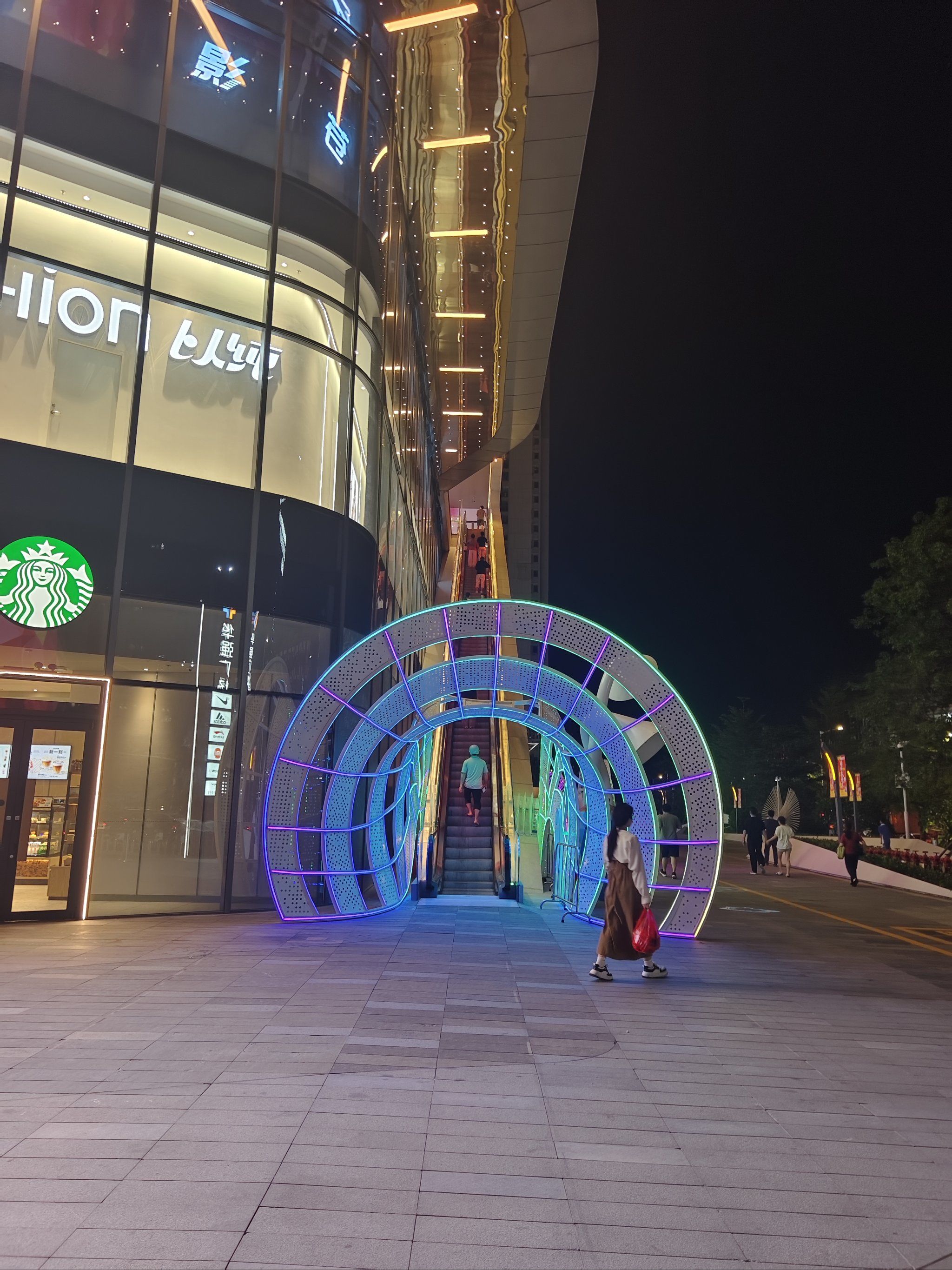 华强广场这个炫彩的灯挺有趣