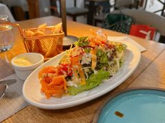 经典沙拉配三文鱼-LA CREPERIE BRETONNE布列塔尼法式餐厅(天童北路店)