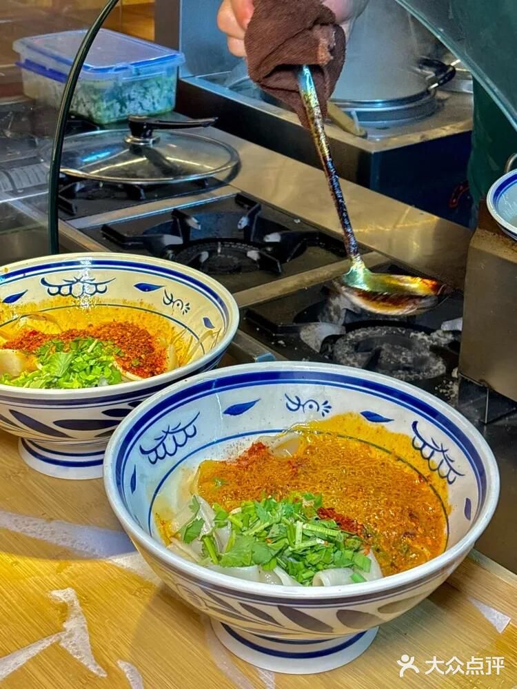 西安排队王空降成都，首家用烤馕坑做烤鱼🤩