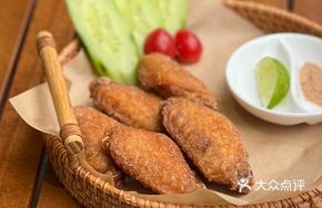 Vietnamese Lemongrass Salted Chicken Wings