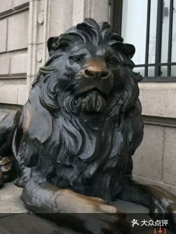 一对在香港汇丰银行门口。浦东汇丰银行门口也有一对