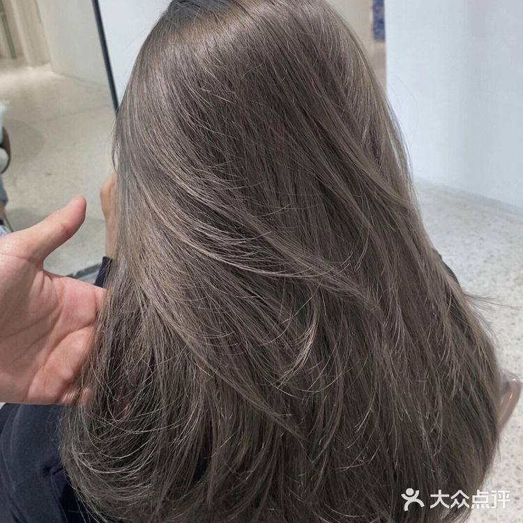 不挑肤色的显白发色 冷棕灰色 显白又温柔 显白发色 不用漂发
