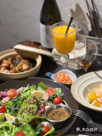 地方不大，只有四五张桌子，也有外卖服务