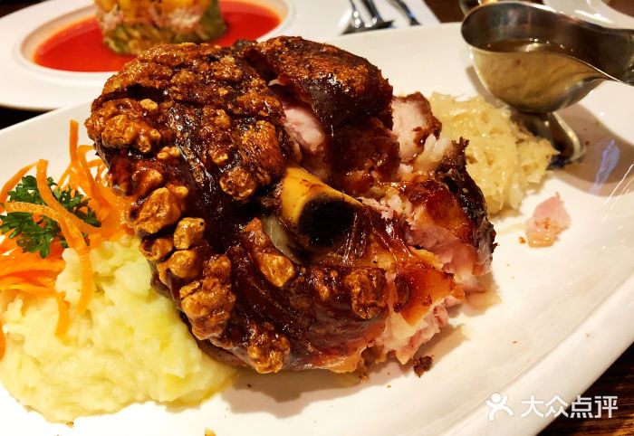 1886德国汽车餐厅(外滩十六铺码头店)德国烤猪肘图片