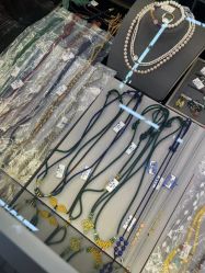 -灵彩珠宝(朗香街店)