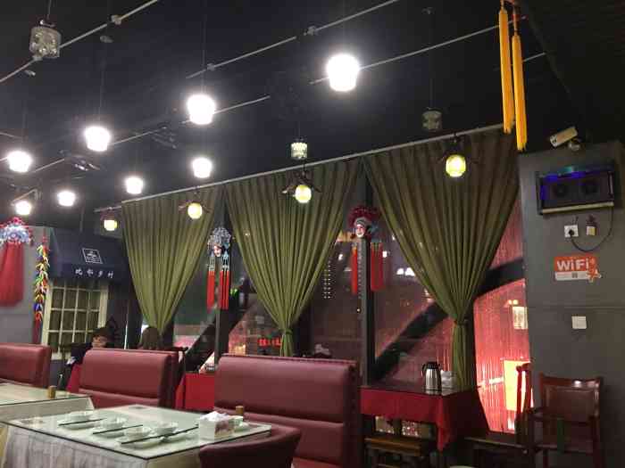 进京赶烤-"味道不错哟,而且环境也还可以_桌子上还有.