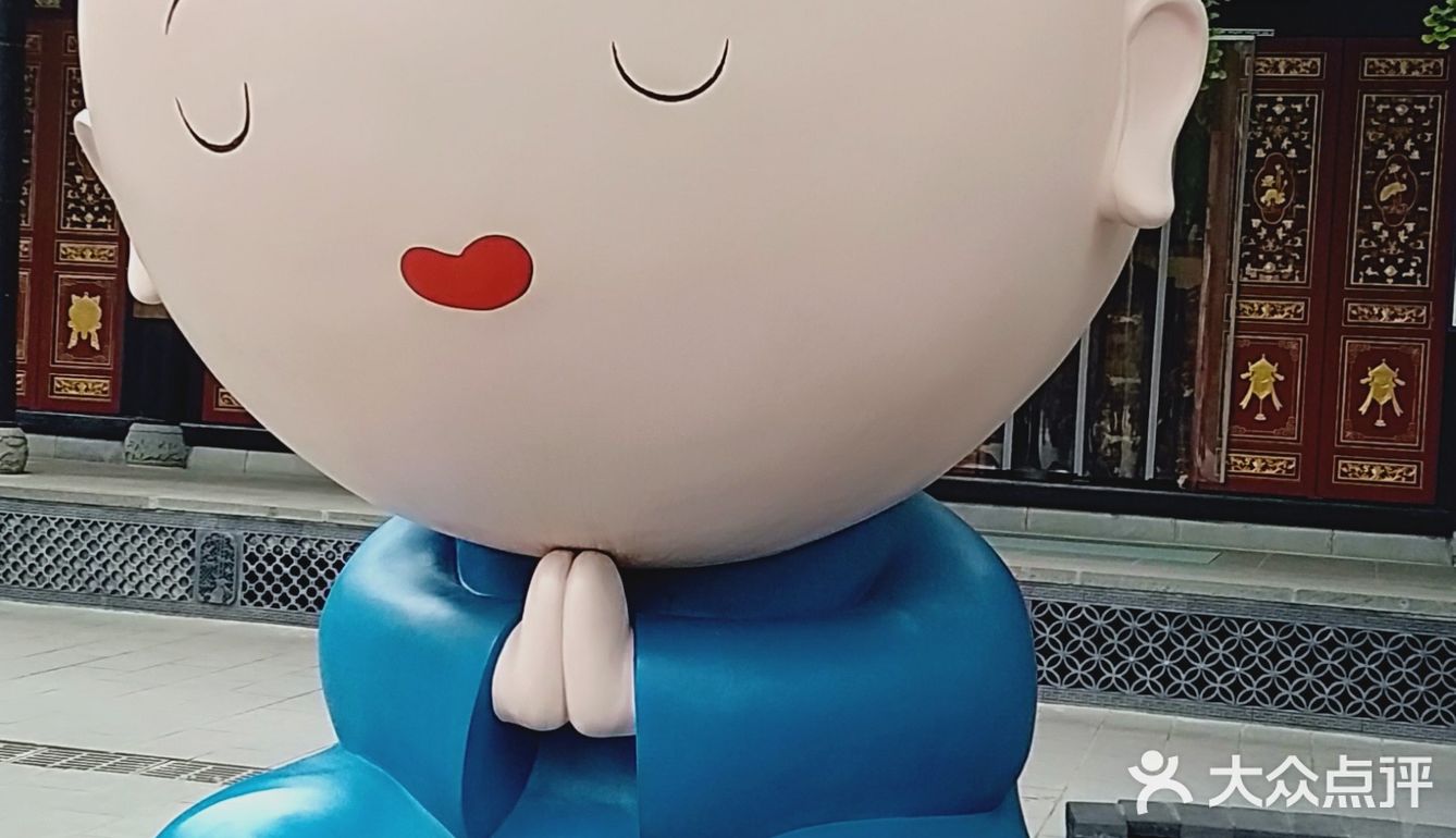 院内呢有曼陀罗，还有憨态可掬的小和尚