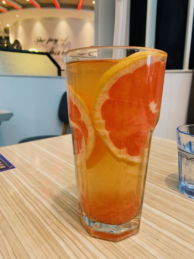 两杯饮料都还可以,我喜欢喝奶茶,必胜客的奶茶很浓郁,居然还是挺好喝