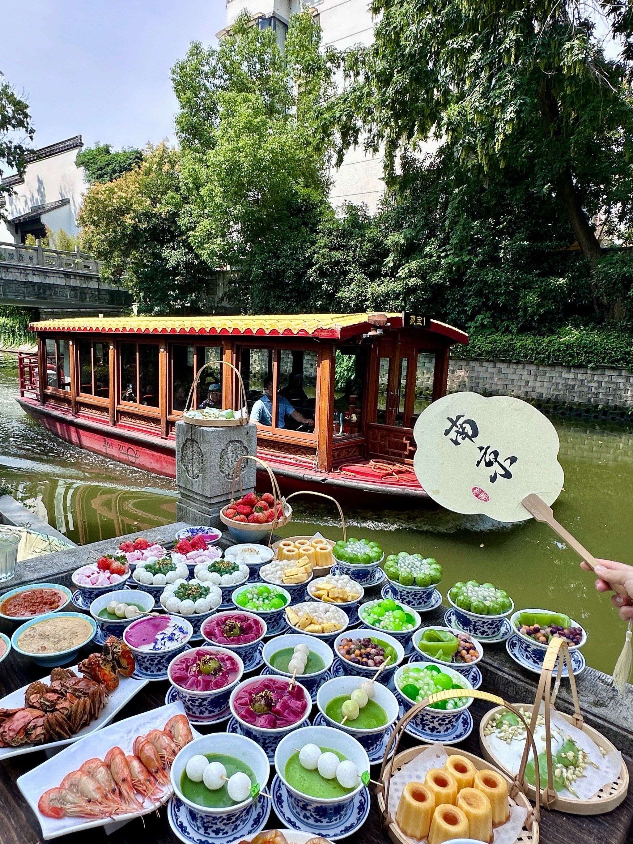 只有南京人才懂6015秦淮河边赏美景吃蟹黄捞