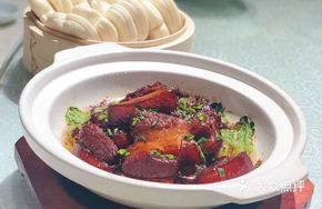 Tea-Scented Braised Pork with Flatbread