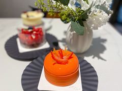 葡萄柚草莓萨伐仑松饼-潮一不贰·法式甜品·生日蛋糕·西式简餐(外滩店)
