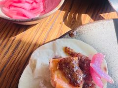 烟熏三文鱼配烤饺子皮和芥末籽酱-BOR Eatery(安福路店)