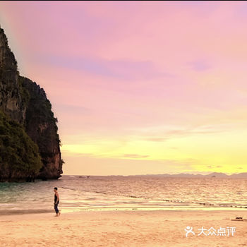 一部泰国清新的青春爱情片，而且还是搞笑的喜剧片