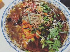-爆炸头阿姨小四川正宗川味小吃(无任何分店)