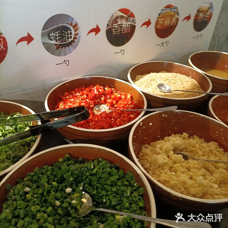 又是一家生意火爆的民间火锅