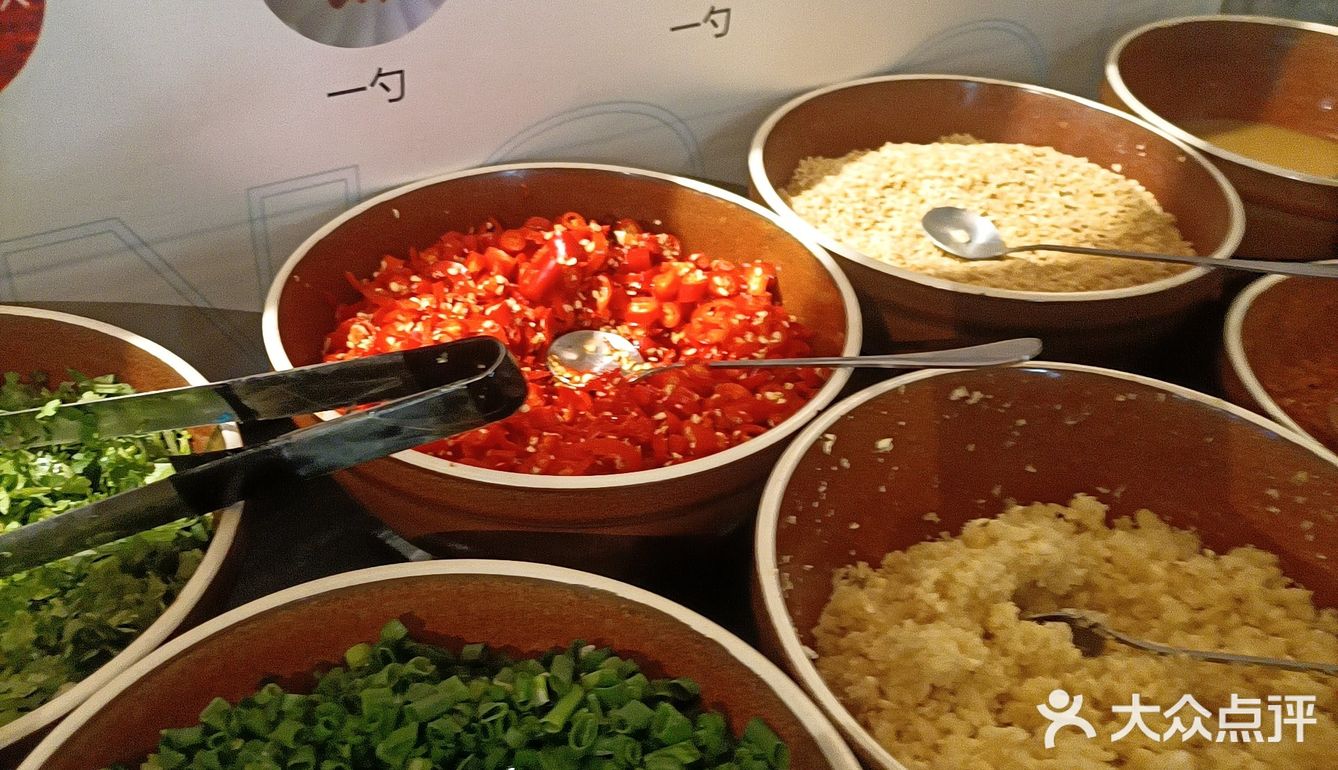 又是一家生意火爆的民间火锅