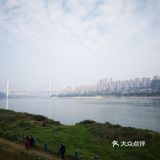 站在长江边上，左右各有三座桥，重庆既是雾都也是桥都