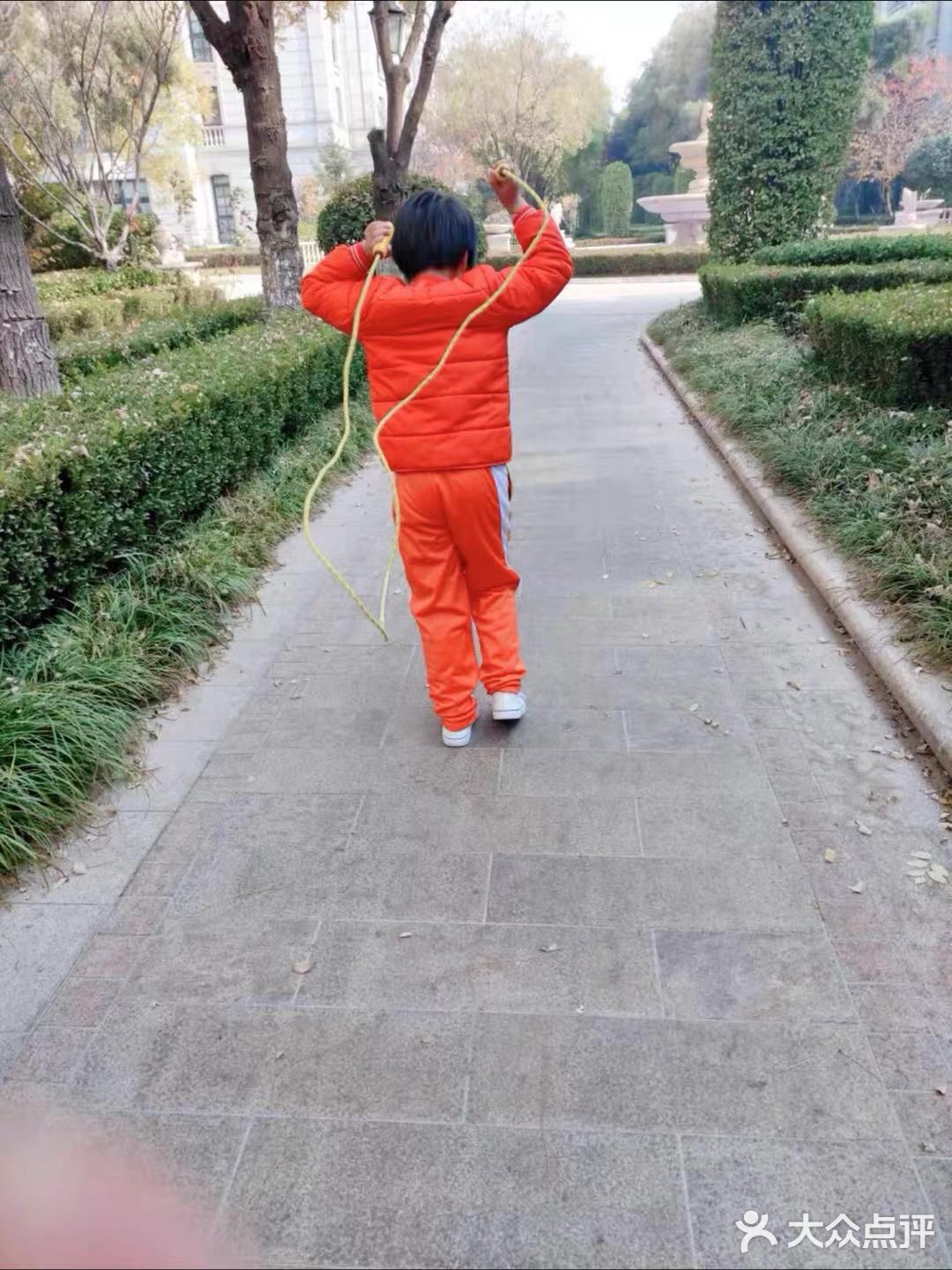 跳绳可以让小朋友变得更开朗。