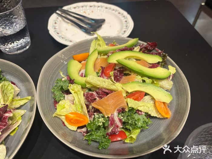 叁 Three· bistro餐酒馆牛油果三文鱼沙拉图片