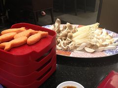 菜都是一份一份叠在一起的-Mk 泰式自助火锅