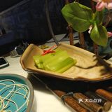 外面那层裹着咸蛋黄，配在一起超级好吃。为这个打call