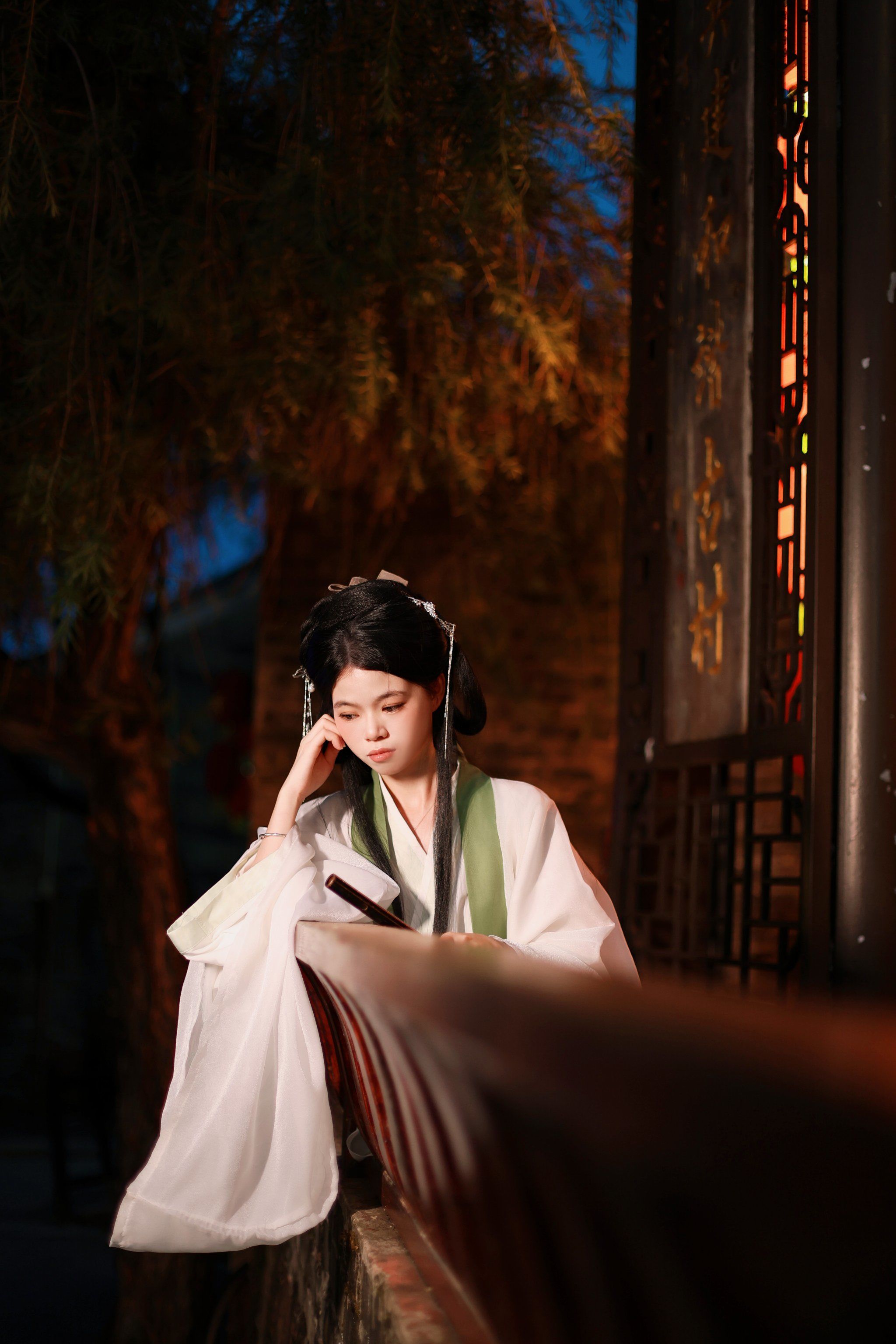 但是我比较钟意汉服,我第一次拍写真,肯定是汉服优先了