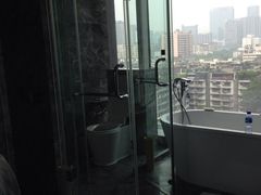 浴室很大。厕所淋浴也分开，两个脸池-榛悦隆堡成都酒店(春熙路太古里店)