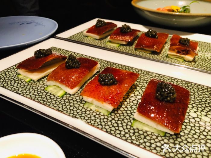 hakkasan鱼子酱片皮鸭图片