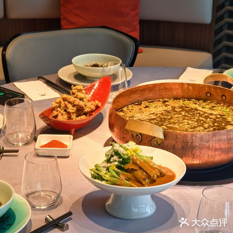 这家鱼火锅，一吃难忘！锅底麻辣浓郁，香气扑鼻
