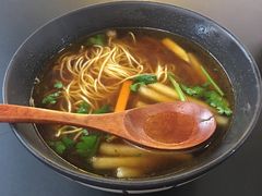 香辣牛骨面-贡梅老面馆·蟹粉面·无锡特色小吃(南长街主推店)