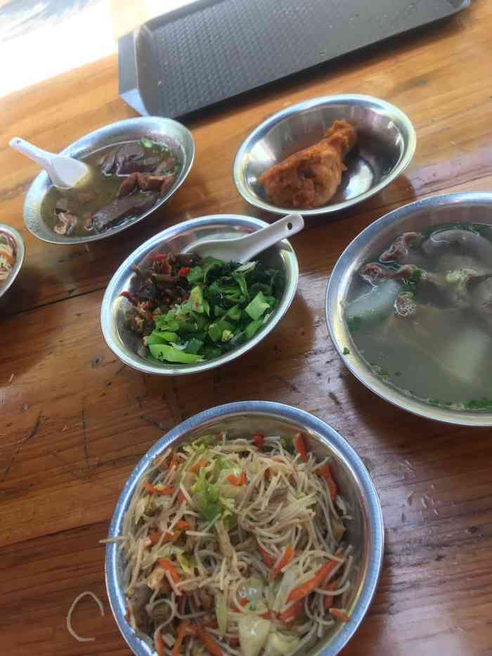 闽湘咸饭店-"是想要找便利店来着,但还是找到了,看着这.