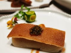 鱼子酱配脆皮烤乳猪-广州文华东方酒店·江-由辉师傅主理