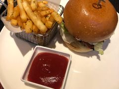 鸡排汉堡配香脆薯条-WOLFGANG PUCK KITCHEN & BAR(迪士尼小镇店)