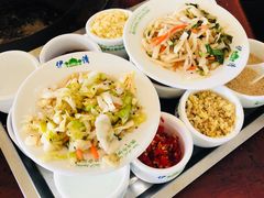 制作沾水的调料-朝伟清真铜瓢牛肉馆(三十年老·店)