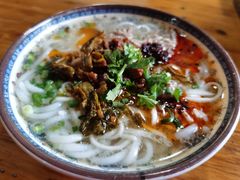 耙肉饵丝-巍山𤆵肉饵丝