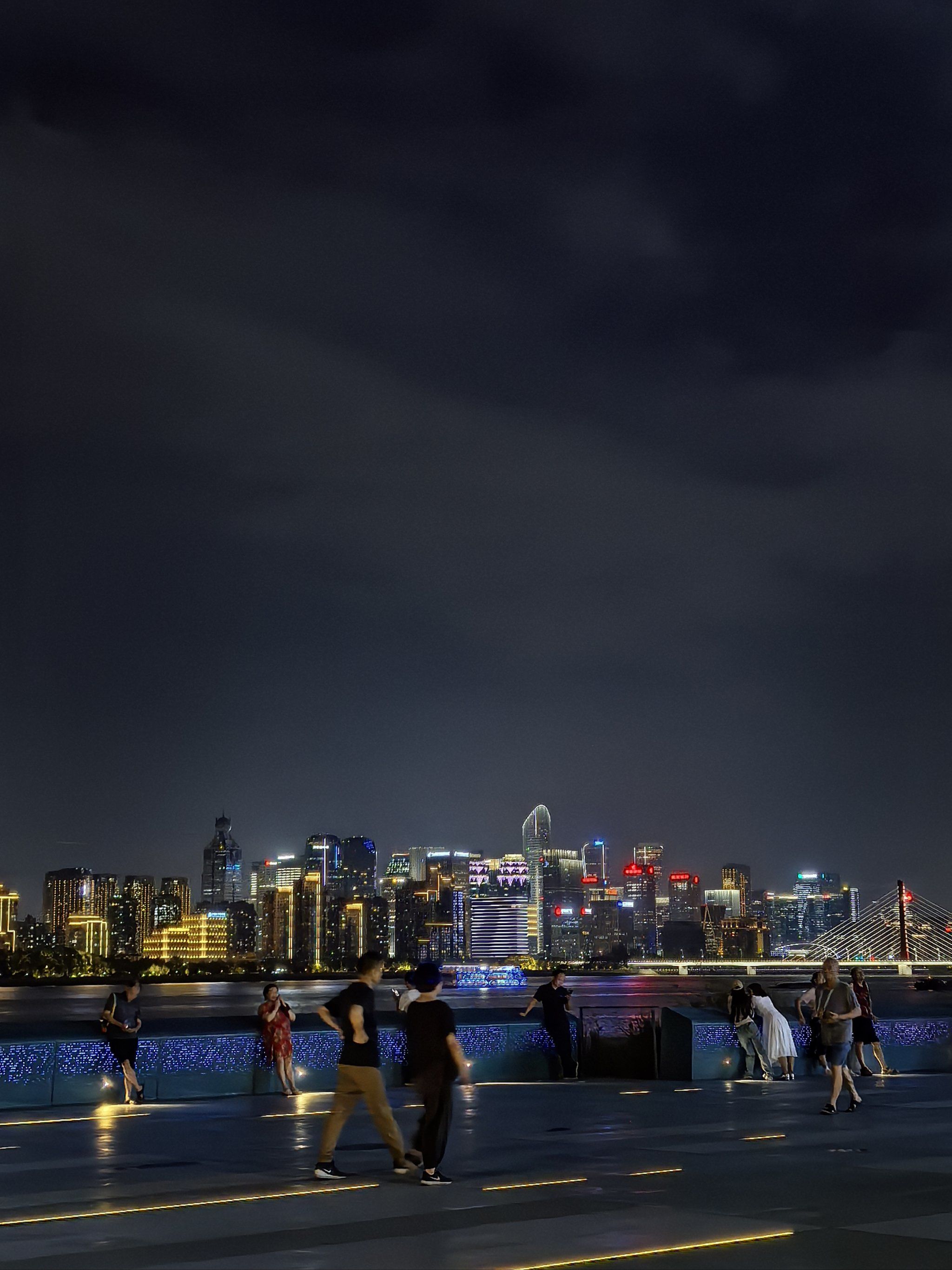 杭州还是太有福气了,城市阳台的夜景真的是美惨