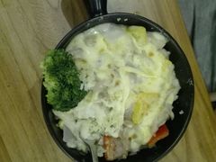 白汁芝士鸡皇饭-more than meow吴止猫主题餐厅(承德 中船汇店)