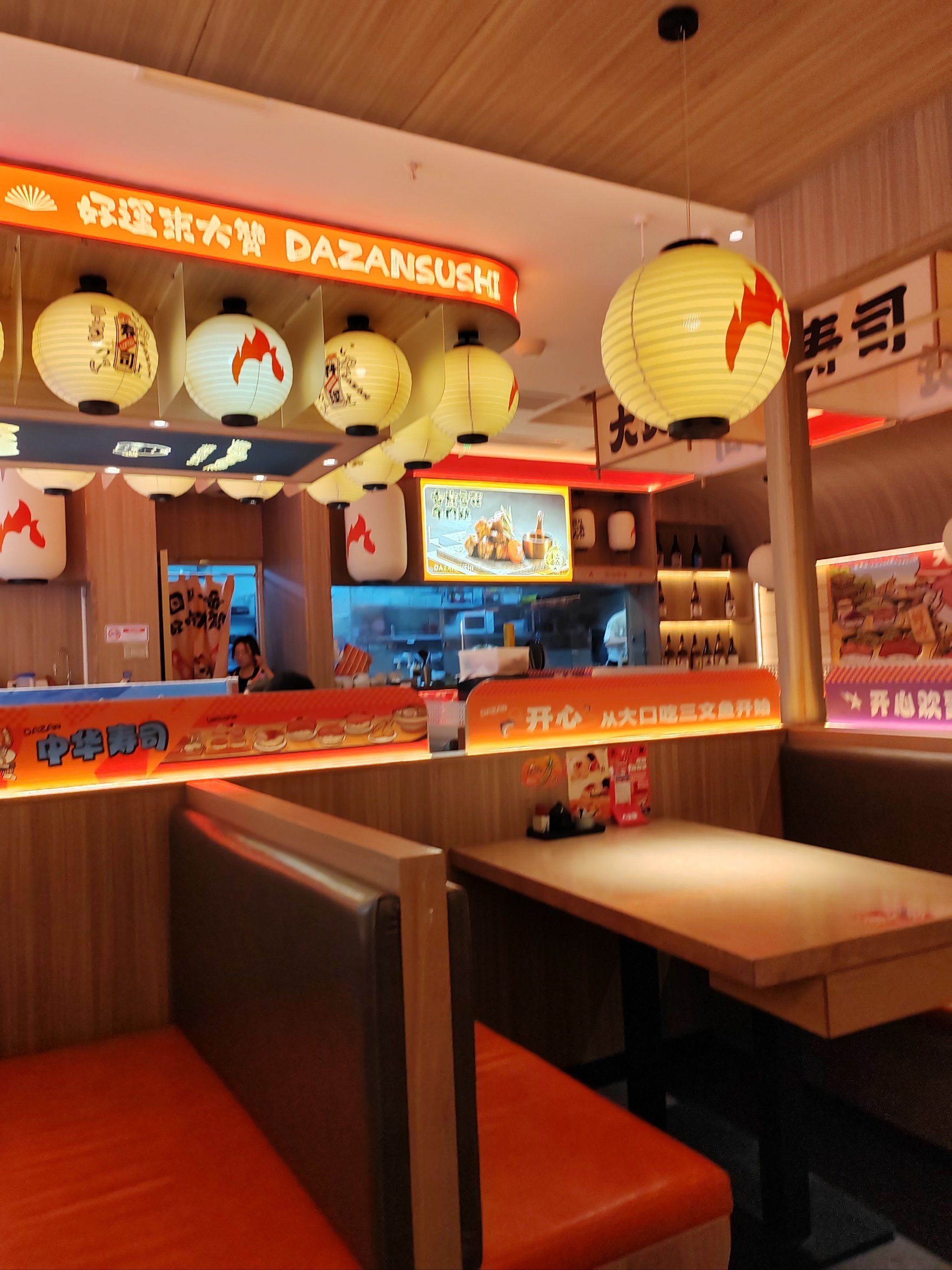 店里的寿司非常美味可口,服务态度很好.店