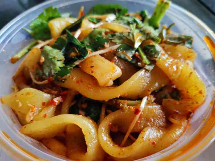 炸7炸8小吃-"点了炸宽粉和炸土豆,都是八元一份,份量足.