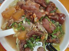 牛肉饼猪蹄粿条-明姨仔潮汕美食·碳炉猪脚·汕尾牛腩饭·起片鸡煲(起义路店)