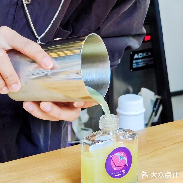 酒吧也这么卷吗？鸡尾酒也可以外带啦！