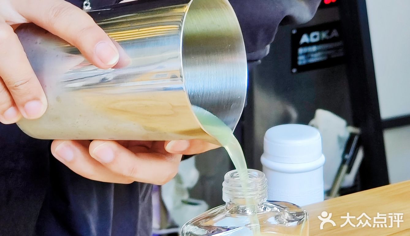 酒吧也这么卷吗？鸡尾酒也可以外带啦！