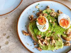 牛油果煮蛋吐司-RAC BAR(安福路店)