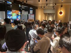 等位区-麦当劳(中山公园龙之梦店)