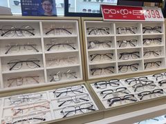-美式眼镜·授权蔡司.依视路.尼康.豪雅.明月(南翔印象城店)
