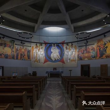 院里螺旋上升的阶梯，联通到二层平台，与底层材料不同