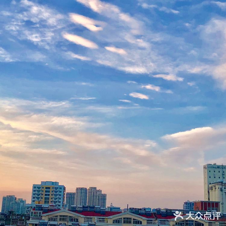 青岛今天的傍晚美的不要不要的，天空中漂浮着白云