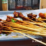 只有三四张桌子，我们晚上去的时候运气比较好还有位置