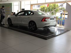 -杭州中沃沃尔沃4S店(滨江区店)