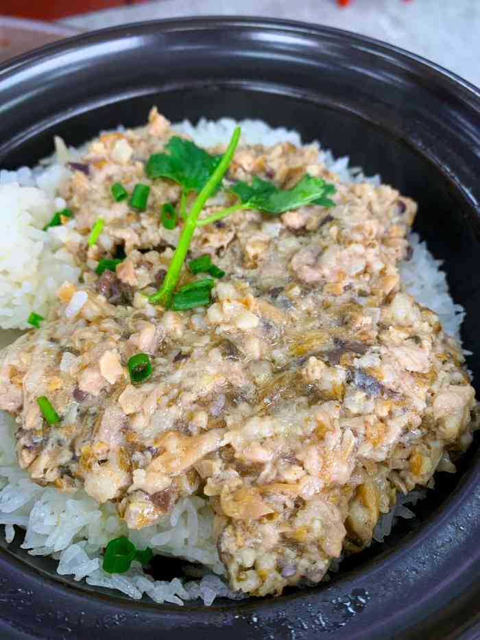 一个煲仔饭有配一盘蔬菜.  [服务]服务员还会来倒罗汉果茶.